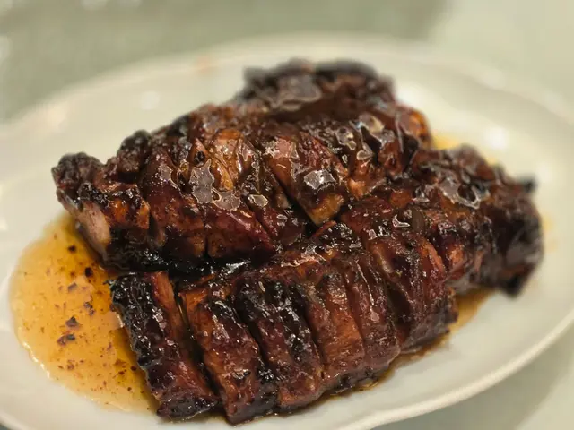 家陣叉燒真係舖舖有，但做得咁勻循嘅真係少。肥瘦相間，啲蜜糖汁甜得嚟唔癡喉，唔會一味死甜，好考功夫，水準之上！