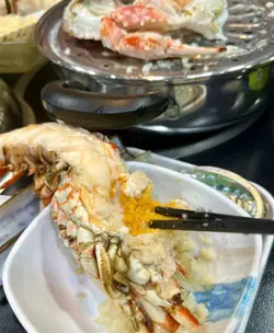 #香港美食 第一次小组同学一起去聚餐挑选的这家海鲜放题,自此以后每次跟他们聚餐都会不约而同选这家,对我们而言餐厅更像是一种纽带,我们可以边享受新鲜的美食带来的喜悦边和同学们分享趣事。
在深水埗的街边,每次进去都感觉很温暖,每次点的都是308套餐但当老板娘捧上一大盆处理好的海鲜拼盘还是会被它的新鲜程度震惊到!又肥美又大个,🦐也是个个满膏满黄。
我们最享受的就是吃到一半点俩碗米饭和一些虾、生蚝🦪倒进锅里煮海鲜粥,吃到最后甜甜鲜鲜的海鲜粥还可以溜溜缝
亲测花螺也很好吃😋很适合边聊天边吃!