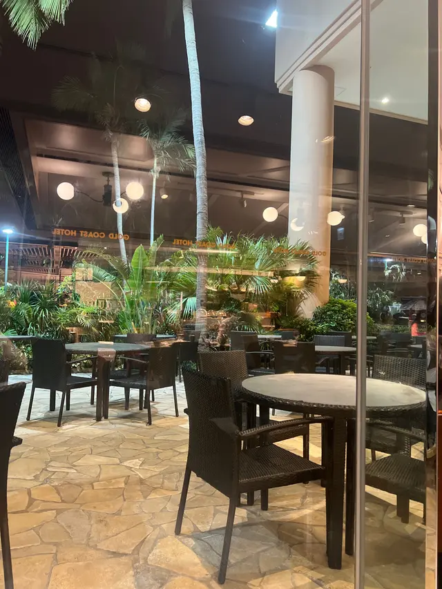 有戶外座位，空間咁闊落，園林美景，天氣好坐戶外也是不錯的選擇。