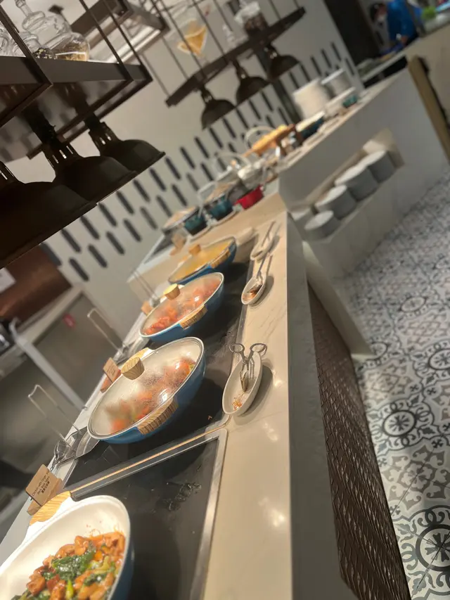 熱葷也有多國菜選擇，今天少了印度咖喱，但多了泰國菜的選擇。