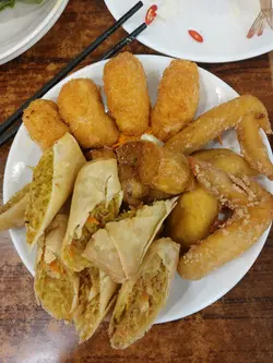 去泰国餐厅必然会叫一个泰式拼盘，呢一个系最基本的菜式，但系要好食都要新鲜，佢嘅炸虾饼就系最出色的，刚炸出来上枱热辣辣的，咬落外皮脆，里面软熟蛋呀😍炸春卷塞爆晒粉丝肉碎，一啲都唔油腻，最怕食到春卷系油淋淋，外皮松脆。