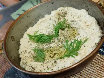 鷹嘴豆醬配芝麻圈