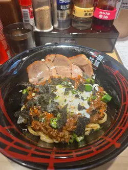 咖哩牛肉碎,香而不辣 。油面條較粗,質地彈牙煙韌。 伴有三塊日式叉燒和一隻溫泉蛋, 這碗拌麵很好吃。