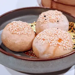 🐑黄桥烧饼，外皮酥化，芝麻香脆，香葱肉馅饱满，但调味略为重手咗少少。黄桥烧饼都系阿一鲍鱼𠮶个稍胜