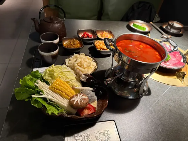 份量十足，野菜拼盤新鮮脆口，烏冬彈牙。