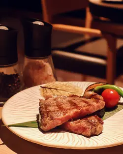 炭烧A5和牛西冷配岩盐 