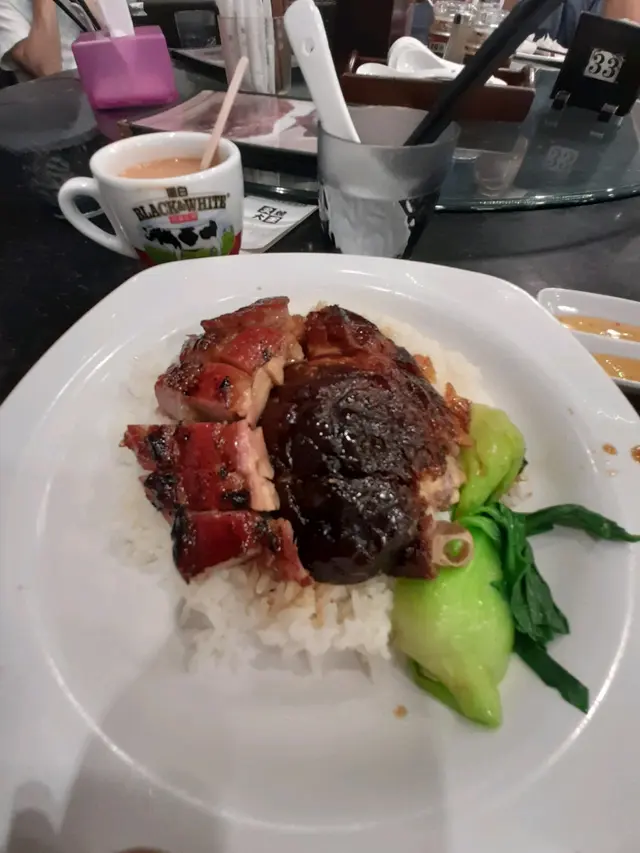 叉鴨飯，熱奶茶