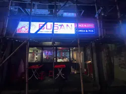 我最近去左釜山品嚐了他們的豬肉湯飯和辛辣麵炒飯,真的讓我驚喜不已!豬肉湯飯的湯頭濃郁,充滿肉香,搭配上柔軟的米飯,每一口都令人陶醉。湯裡的豬肉切成合適的大小,肉質鮮嫩,完全滲透了湯的精華,讓人忍不住一口接一口。
而辛辣麵炒飯則是另一番風味。炒飯的香氣四溢,色澤誘人,微辣的口感讓人感受到一絲刺激,但又不會過於辣。明亮的胡椒和新鮮的蔬菜與米飯融為一體,每一口都是滿滿的驚喜。這兩道菜不僅味道絕佳,還讓我感受到正宗的韓國美食文化。無論是單獨品嚐還是一起享用,都能帶來絕妙的味蕾體驗。