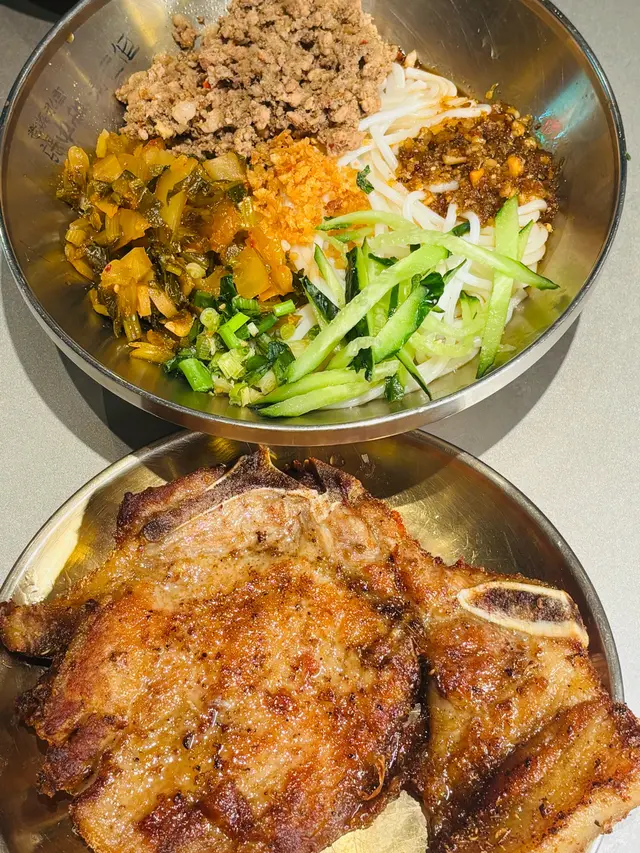 麻麻地豬扒撈米線