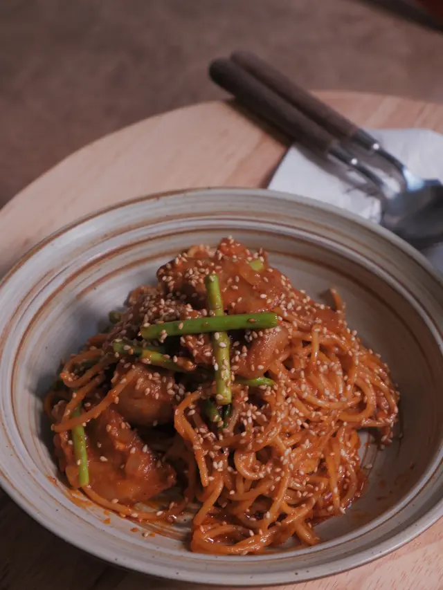 韓式辣醬混花生醬炒松阪豬意粉