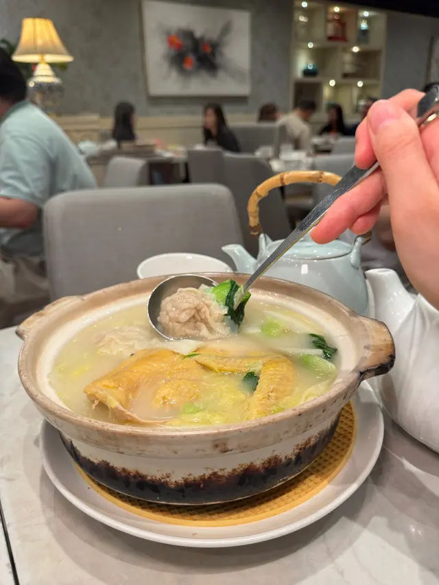 我叫1/4隻雞份量 但隻雞超大!有成半隻雞胸喺入面!雲吞皮薄餡靚就梗㗎啦!加埋啖雞湯真係夠晒滋補😊