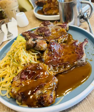 Lunch:  牛扒配意粉、热咖啡