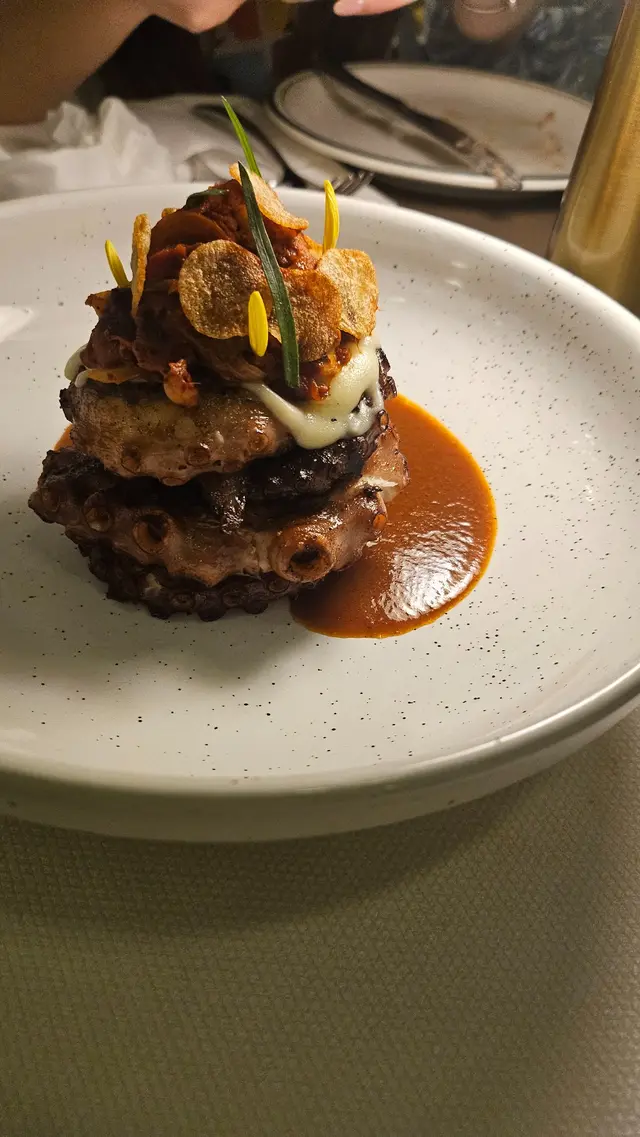 蘋果木熏八爪魚配燴甜椒及薯蓉伴迷迭香汁