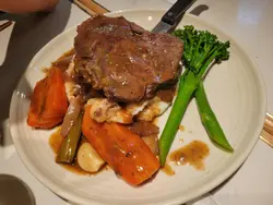 主食：慢煮牛脸颊肉配薯蓉