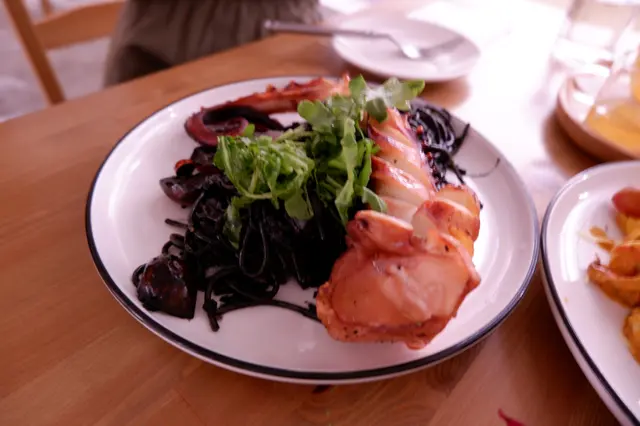 慢煮原條八爪魚墨汁香辣意粉