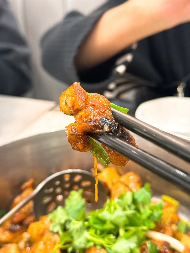 招牌至尊惹味雞煲