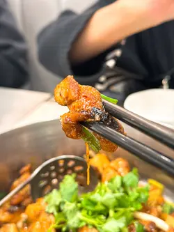 招牌至尊惹味雞煲