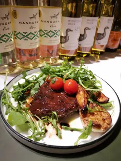 香煎頂級肉眼牛扒配薯角伴紅酒牛仔汁