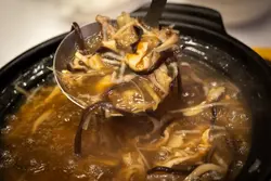 这道太史五蛇羹不愧是粤菜经典！汤羹醇厚绵滑，味道鲜美至极，带著一丝恰到好处的清香。蛇肉丝与其他食材交融，口感丰富，每一口都是极致的享受与温暖，尽显功夫粤菜的深厚底蕴。
