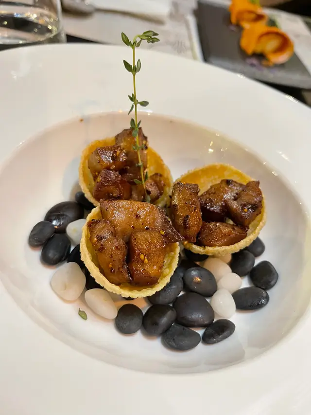 好有驚喜既前菜1，牛舌心好香好有牛味，食個陣完全唔記得呢個係牛舌，仲以為係牛柳，加上出面個脆脆，成件事好夾，不過要快啲食，因為當啲油浸得個脆脆度會令佢變林，所以要快啲食個口感會更佳👍🏻👍🏻￼




