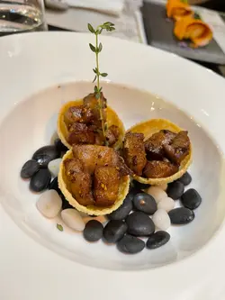 好有驚喜既前菜1，牛舌心好香好有牛味，食個陣完全唔記得呢個係牛舌，仲以為係牛柳，加上出面個脆脆，成件事好夾，不過要快啲食，因為當啲油浸得個脆脆度會令佢變林，所以要快啲食個口感會更佳👍🏻👍🏻￼




