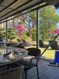 環境：面對住海，椰林樹影，如果唔怕狗又天氣好的話，當然坐戶外比較好。