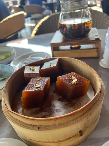 這個金箔紅棗糕，吃到千層的感覺，口感軟糯，味道不太甜，適合老人家。