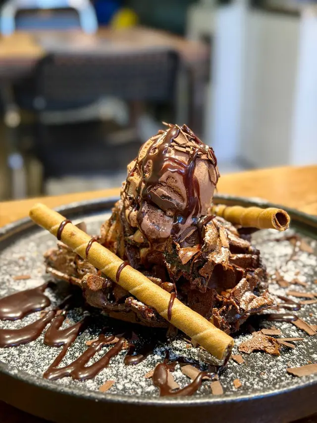 叄重朱古力麻糬窩夫配朱古力雪糕