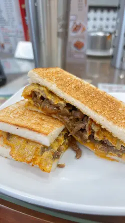 #香港美食 麻辣蛋牛治烘底必点😆😆
今日有少少病，所以食唔辣 
病咗都坚决过嚟食🥰🥰
平时唔系好食肉嘅我
都觉得呢个蛋牛治真系超级好味 
记住一定要烘底🤤食完包保你食过返寻味🥰🥰
价钱$26
额外我重点多咗个烟鸭胸葱油捞公仔面，每次嚟到都是必食的⚡️

味道：⭐️⭐️⭐️⭐️⭐️
环境：⭐️⭐️⭐️⭐️
服务：⭐️⭐️⭐️⭐️

地址：深水埗汝州街186号舖地下 （新香园）