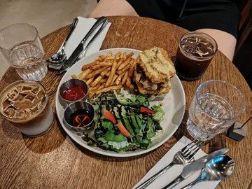 香脆炸雞窩夫. 酸椰菜. 蜜糖芥末醬