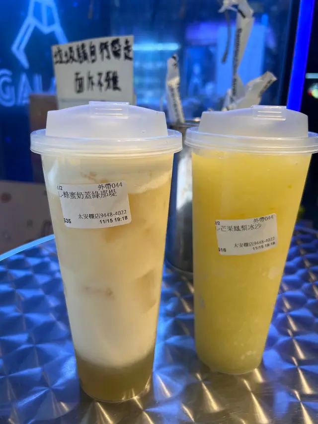 (左) 蜂蜜奶蓋綠那堤+(右) 芒果鳳梨冰沙