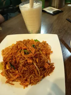 今日阿囡话想食泰国野， 就试这间
3人份量， 真系好饱。
#泰国炒金边粉：基本工， 香口弹牙！
#香芒蟹肉炒饭：必试， 啖啖蟹肉混在饭中，坚好味。
#海南鸡饭： 鸡超滑， 我地转左鸡脾， 都系加$3， 抵。黄油饭入味， 正。
#炸春卷， 珍多冰： 基本野
最后点多个芒果糯米饭， 阿囡最钟意食， 真系没有失望，暖椰香淋上糯米饭面， 啖啖椰白，芒果超甜，必叫。食左好多次糯米饭， 这可说最正！
#hkfoodie#牛头角#3人家庭乐晚餐#泰式餐厅











