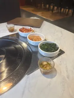 好7,大块脊骨炖到轻轻一抿就脱骨!肉超多还带软骨,汤底是韩式辣酱混紫苏香,土豆吸饱汤汁超绵软~汤也不会很辣,喝下去暖暖的很舒服。一定要加炒饭!店员会现场用汤汁炒,海苔+泡菜+鱼籽+芝士🧀️在铁碗里滋滋作响,锅巴脆脆的香到晕厥…
吃完摸着圆肚子散步到朗豪坊消食,完美下班生活达成✨
尖沙咀也有门店哦~