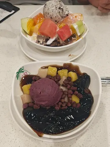 紫薯芋圓仙草$43、雪糕曲奇雜果鴛鴦涼粉$59 