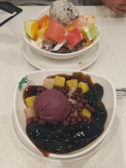 紫薯芋圓仙草$43、雪糕曲奇雜果鴛鴦涼粉$59 