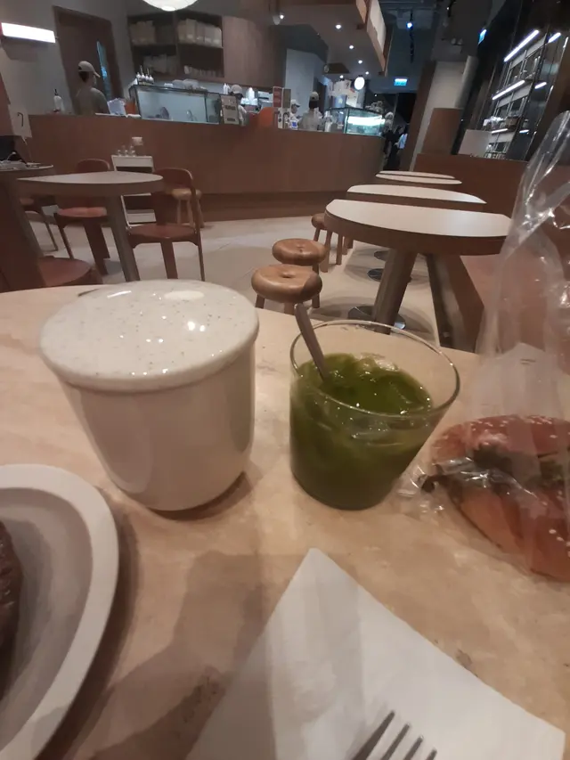 左: 熱姑媽伯爵茶, 中: 抹茶椰子水(凍)少冰, 右: 松露菌雞肉腸包