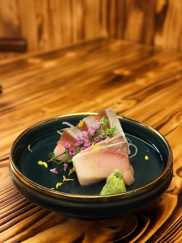 好耐無食咁出色既油甘魚😍油脂紋理超細膩
有五塊厚切,肉質超細膩柔嫩
第一道菜已經好加分