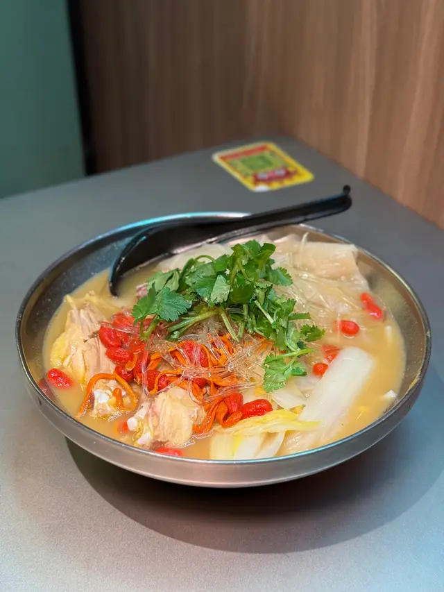 花膠雞阿媽足料雞湯米線