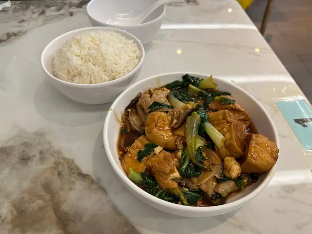 全沙田最好食嘅紅燒豆腐係呢間,豆腐入面好嫩滑,外皮炸得好靚,但係唔會肥林林,雖然外型睇落去唔係好似好靚咁,我同鄰居搶食!