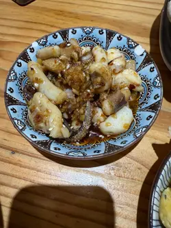 天氣涼涼地 想食反碗熱湯米線
點知經過見到有藥膳雞呀
諗都唔諗就座低啦
其實佢每一款湯底都好吸引
最後我都係揀反藥膳雞湯米線

熱辣辣送上 個鍋仲滾緊
飄出好濃郁嘅藥膳湯味 真係流曬口水
最後緊係連湯都飲埋😋😋
雞件另上，濃香既花雕酒味覆蓋住個口
肥瘦適中唔會得個舊肥膏
加埋個藥膳米線 真係絕配😍😍

加多個小食麻辣墨魚頭
粒粒爽口 仲要勁多蒜
真係好食到不得了呀
未試過既真係要試下呢🤤🤤