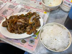 蔥爆羊肉配飯送熱飲