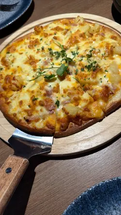 食物份量超大份!!
手工夏威夷薄饼 好好食,饼皮好脆,菠萝, 火腿仲有少少千岛酱搭配得刚刚好,好开胃。
黑松露薯条炸得好脆,好新鲜。
芝士肉酱千层面都正,肉酱浓郁、芝士拉丝, 唔会太咸!
而且店员超亲切,会主动介绍菜单、补水也很勤快,整体感觉很舒服。
虽然地点有啲难揾, 但环境也不错,适合跟朋友或家人聚餐,下次一定还会再来!