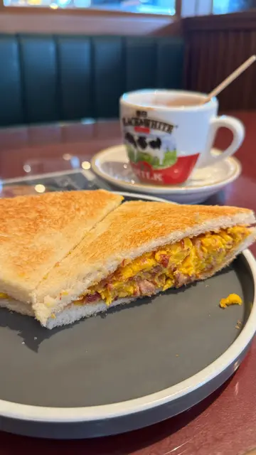 咸牛肉蛋三文治烘底 - 原来早餐冇套餐,加杯奶茶,成set都要50几蚊!但系都几好食!