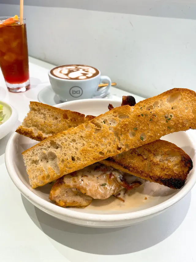 法式白酒燉雞配香草麵包