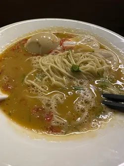 点咗个虾汤拉面因为冇要叉烧，咁另外就多咗个鸡肉同埋替玉。

店员冇乜记性，佢问咗我三次个替玉，即上定后上我三次都系话即上但其实佢都系等我差唔多食完个面先上本身个汤都好少谂住问佢哋加少少热汤都唔得，后面又干又硬又冻，冇乜心机食。

￼
￼今日糖心蛋都系冇乜味嘅汤，亦唔系之前啲人讲咁浓冇乜特别即食面咁样，个面仲衰过一一兰拉面。唔系好贵，但系都可以唔使试￼。

真心如果啲人系觉得好食，咁我觉得佢哋真系未食过好食嘅拉面。

