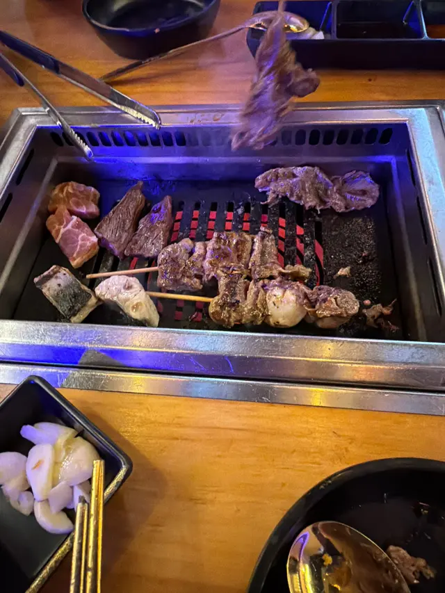 今日同朋友去尼間燒肉屋食放題 大約人均330左右3小時 ，坐低咁叫個主打M7澳和牛椒鹽味 一來見到肉色非常深層 又超薄 都知唔方系咁新鮮 燒完 食完 一個字鹹 完全冇牛味😂再叫個蒜味都系冇肉味 真系好誇張 之後叫下其他肉 全部味道普通到不再普通，食鵝肝多士 又系冇味道，試晒所有肉 兩個字 不掂，漢和都好食過佢好多，之後d炸物現成野 正常野 ，仲有D24榴槤一開始幾好味 第2轉無晒味 唔知點解，不會有下次了 真系重複的事要說三遍 不掂 不掂  不掂。