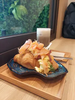 蜂蜜黄芥末鸡丝蛋沙律三文鱼酿牛角包 $58，再加$18酒酿培茶latte