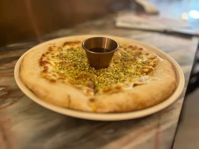 開心果馬蘇里拉芝士薄餅配蜂蜜