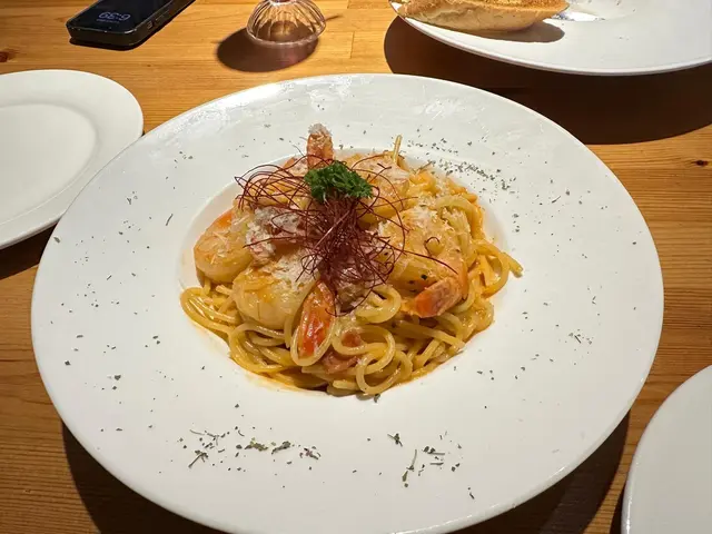 辣忌廉煙肉海蝦意粉真係邪惡到震!一上枱,個忌廉汁濃到掛晒係每條意粉上面,仲有陣陣辣香同煙肉鹹香飄過嚟,未食已經想搶fo!意粉煮得啱啱好,煙韌有咬口。個汁真係無得頂——忌廉嘅Creamy同辣味平衡得啱啱好,唔會太滯,辣度係慢慢浸出嚟嗰種,食完成個嘴暖笠笠,好過癮!大蝦爽口彈牙,又鮮甜,煙肉煎到脆卜卜,增加咗成個口感層次。每啖都食到濃郁嘅忌廉香、鹹香、同微微嘅辣勁,夾埋一齊簡直係「邪惡組合」,惹味到停唔到口!雖然食完成嘴都係忌廉汁,但真係抵啦!鍾意食濃味同辣嘅朋友,必叫!