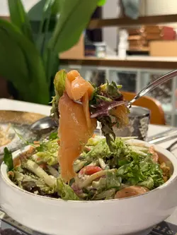 煙三文魚牛油果醬蘋果沙律伴腰果仁